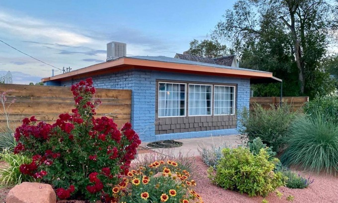 Kanab House | Tranquil Bungalow: Your Gateway to Desert Bliss!