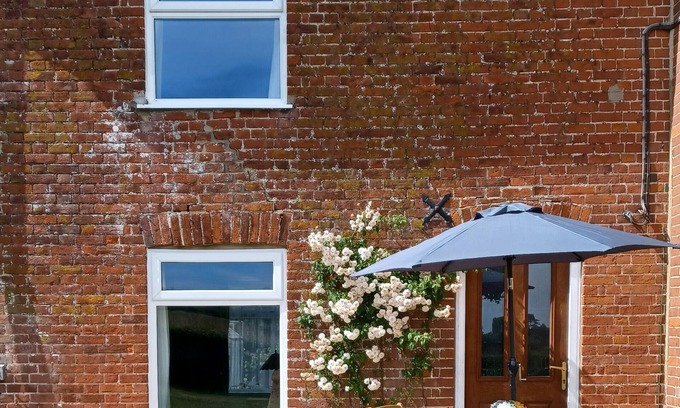 Saxmundham Cottage | Tranquil Cottage adjoining rural farmhouse 5 miles from Suffolk Coast
