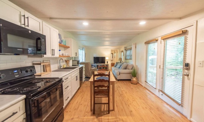 Winston - Salem Cottage | Tranquil Cottage w/Soaking Tub & Oversized Shower