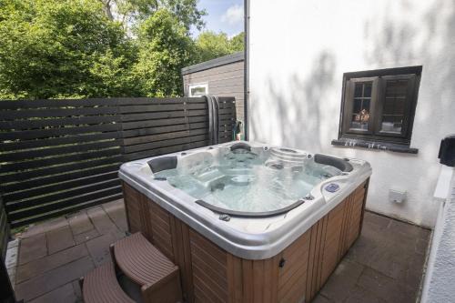 Abergavenny House | Tranquil Cottage with Hot Tub