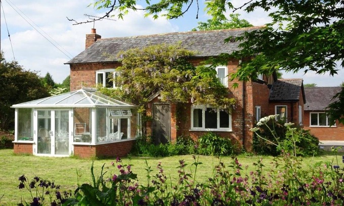 Tenbury Wells Cottage | Tranquil country cottage set in the heart of a traditional family farm.