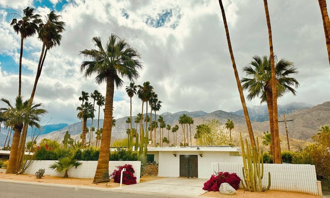 Twin Palms House | Tranquil Deepwell Escape - Saltwater pool & jacuzzi