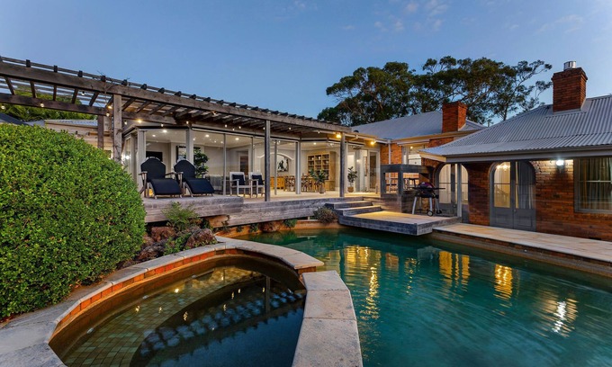 Mount Eliza House | Tranquil Estate | Pool, Hot Tub & Gardens