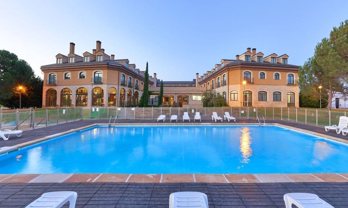 Cebreros Hotel | Tranquil Family Room Near Downtown Ávila – 3 Miles Away