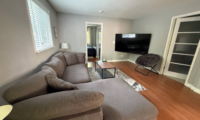Walnut Grove Apartment | 🌿 Tranquil Garden-Level Retreat in Walnut Grove - Langley 🍷🐾