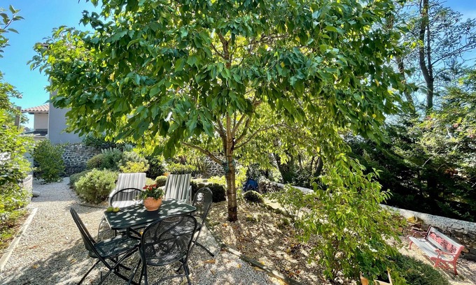 Aiguihe Cottage | Tranquil Garden Retreat with Jacuzzi & Sauna near UNESCO Sites