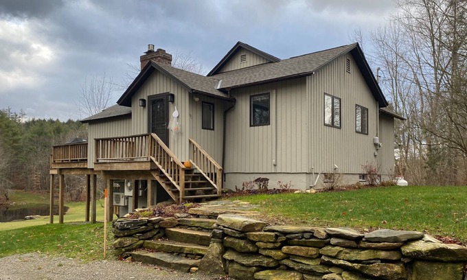 South Londonderry House | Tranquil getaway with private fishing pond, par-3 golf course, & sandy beach