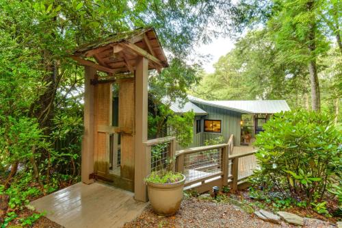 Mirror Lake House | Tranquil Highlands Cottage with Fire Pit and Stream!