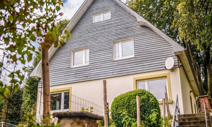 Krinkelt House | Tranquil Holiday Home with Private Garden
