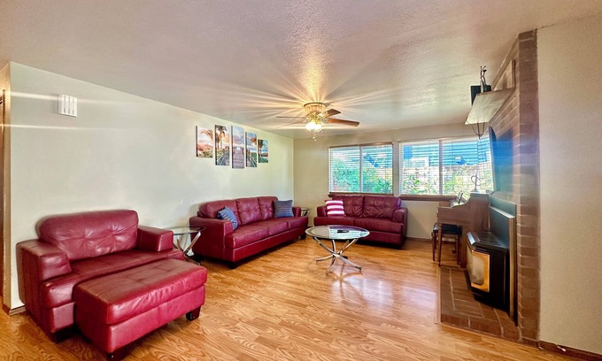 Albany House | Tranquil Home Near Shopping Area & Restaurants - 3 min Walk from Lovely Park