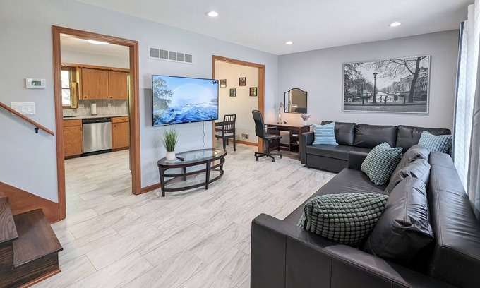 Overland Park House | Tranquil KC Retreat - great location - spacious & modern