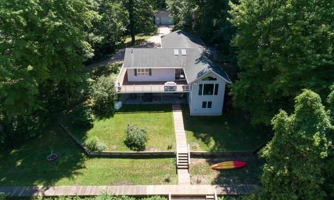 Three Rivers House | Tranquil Lakehouse in the Woods