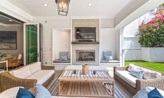 Tree Section House | Tranquil Living at a Stylish Seaside Retreat in the Heart of Manhattan Beach