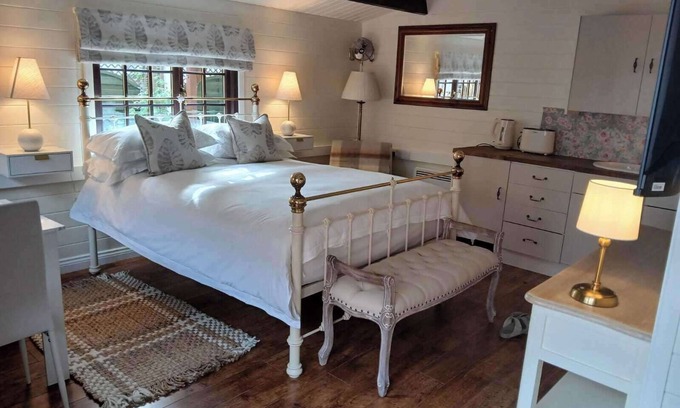 Netley Cabin | Tranquil Lodge Retreat in Southampton