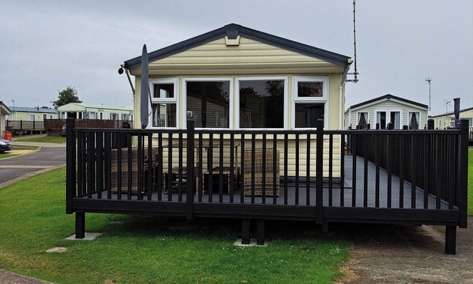 Crowle Cabin | Tranquil Lodge Retreat in Scunthorpe Countryside