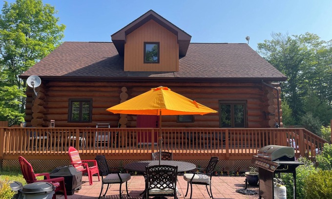 Manitoulin District House | Tranquil Manitoulin Cabin is peaceful and private, surrounded by forest.