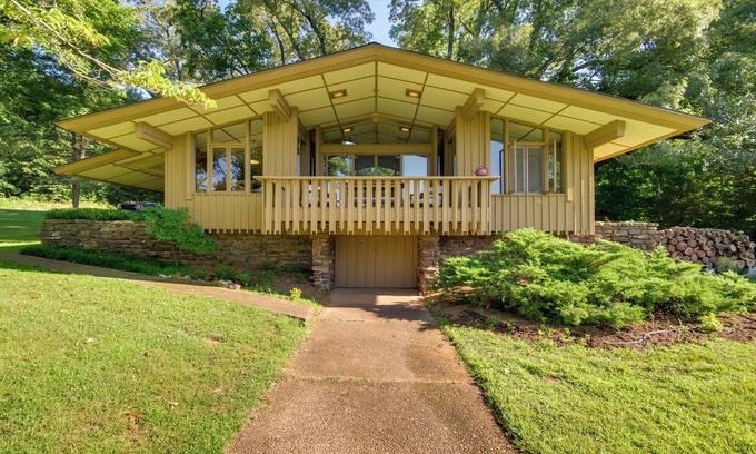 Hardy Cottage | Tranquil Mid-Century Modern Cottage w/Forest View