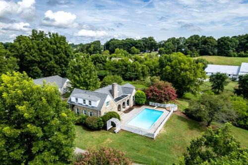 Maryville House | Tranquil Mountain Escape Luxurious 5-Bedroom Farmhouse with Pool