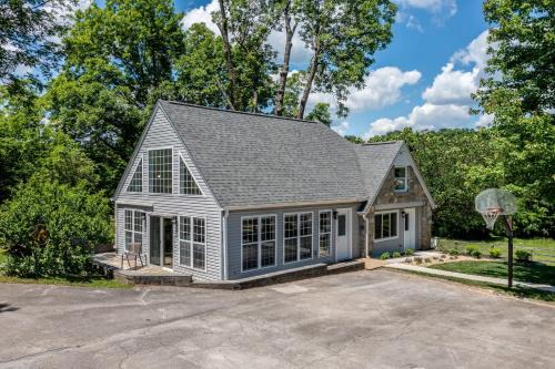 Maryville House | Tranquil Mountain Escape Luxurious 2 Bedroom 2 Bath Cottage on 9 Acres