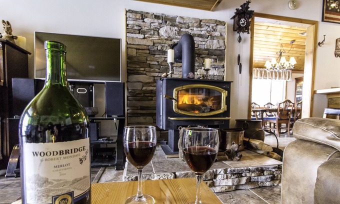 Thayne House | Tranquil Mountain Getaway. Warm, Cozy Cabin w/ Fireplace and Snowy Vistas.