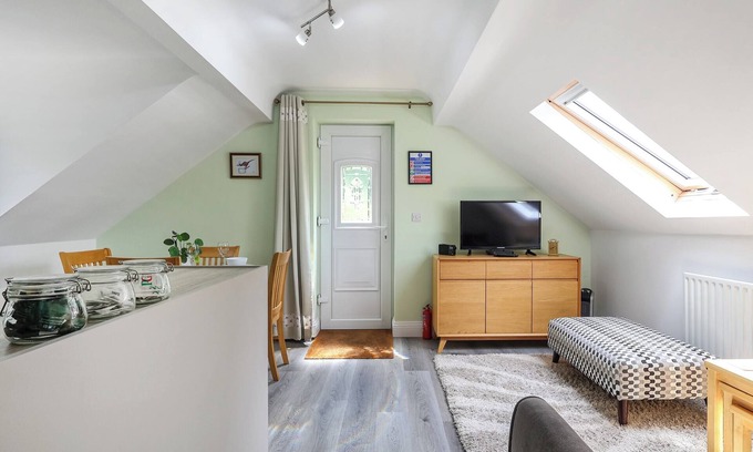 Kintbury Cottage | Tranquil one-bedroom annexe with forest views in Kintbury.