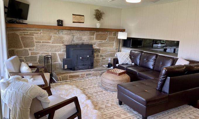 Todd House | Tranquil Paradise at Rich Mountain- Creek, birds and 15 Mins to Boone!