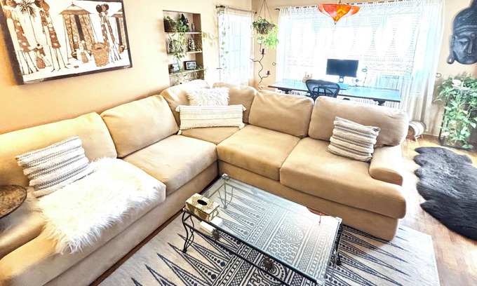 North of Wilshire Apartment | Tranquil, Peaceful Abode. 5 min walk to Montana Street