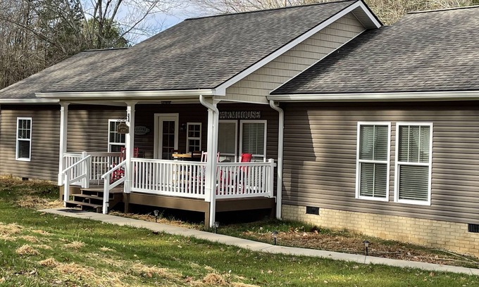 Cleveland House | Tranquil Pondside Getaway