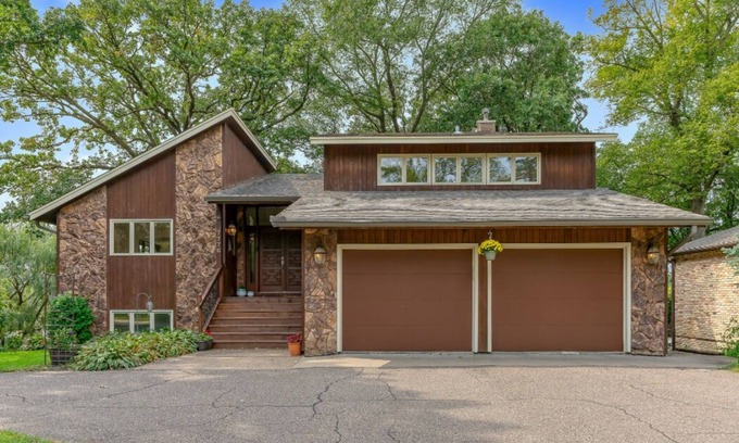 Fridley House | Tranquil property right on the Mississippi River with stunning panoramic views