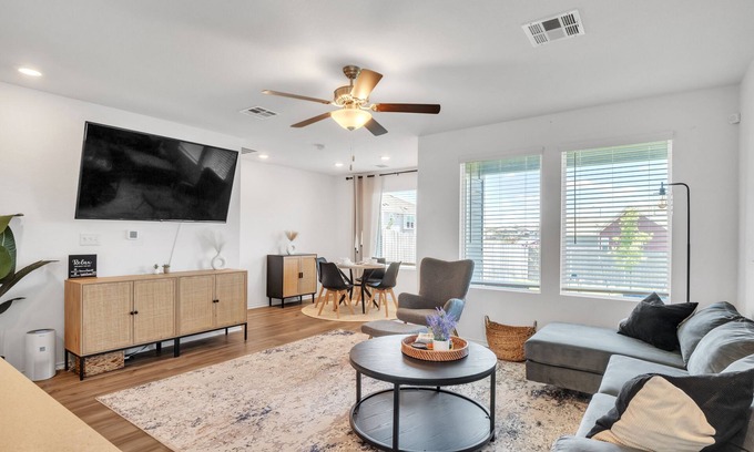 Del Valle House | Tranquil Retreat 15-17 min from COTA, Tesla factory & the Airport. Private patio