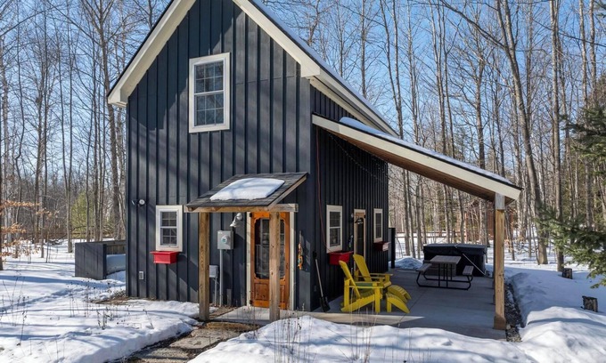 Levering Cabin | Tranquil Retreat Nestled Among the Trees – Access to Waterfront!