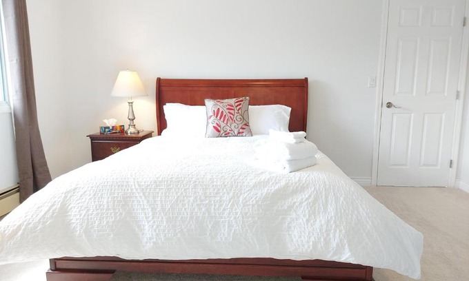 Southeast Kelowna Bed & Breakfast | Tranquil Retreat Spacious 2-Bedroom on a Serene Acreage