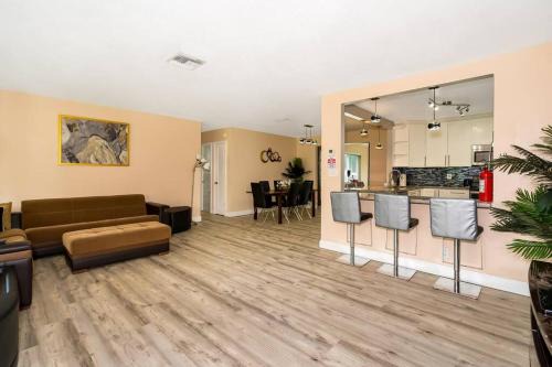 Dania Beach House | Tranquil Retreat with HEATED POOL Minutes to the Beach