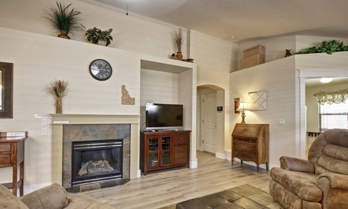 Southwest Ada County Alliance House | Tranquil Rising Sun Getaway