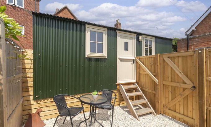 Tewkesbury Apartment | Tranquil Riverside Shepherd’s Hut in Tewkesbury
