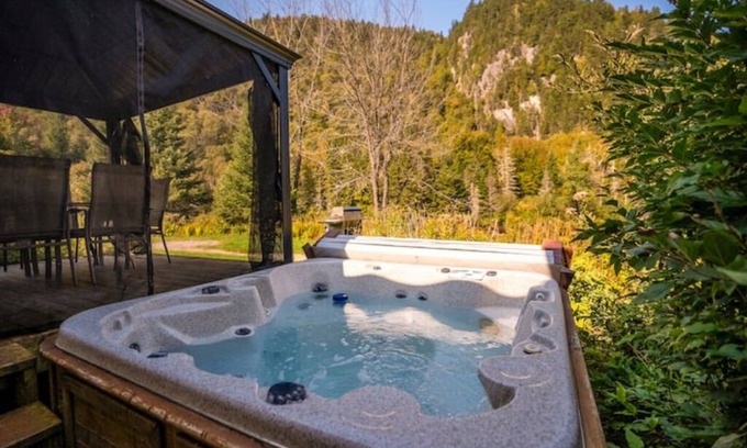 Saint-Raymond Cabin | Tranquil Riverfront Chalet with Hot Tub & Kayaks