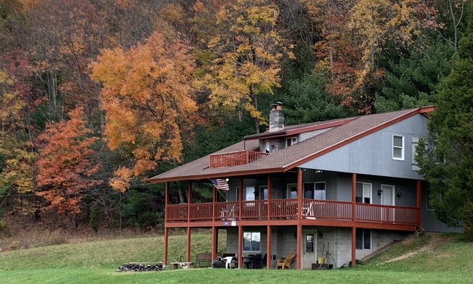 Kunkletown House | Tranquil Secluded Getaway With Spectacular Mountain Views
