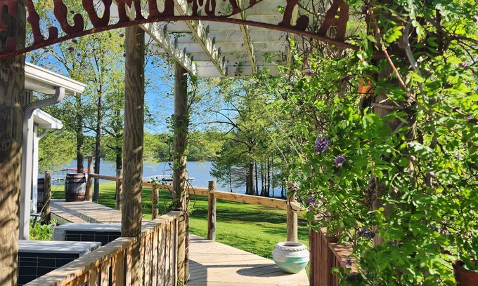Benton Apartment | Tranquil setting! Desired location on Ky Lake with dock. Minutes to town.