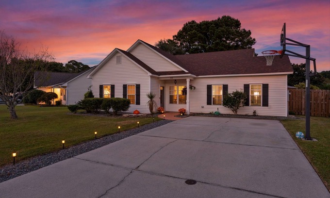 Murraysville House | Tranquil & Spacious 5BR Oasis: Glamping Pit+Outdoor Lounge: Ironman Special!