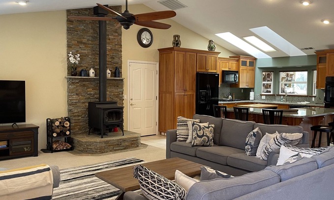 Oakhurst House | Tranquil Squirrel’s Nest – Private 2.9 Acre Cabin w/Hot Tub & WiFi Mtn Views