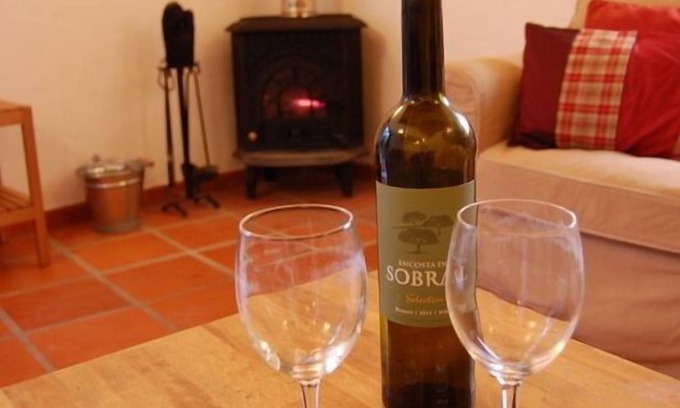 Tomar Cottage | Tranquil stone cottage by lovely lake.