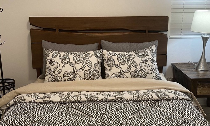 Henderson House | Tranquil & Stylish ~ 5★ Location, ♛Queen Beds, Pkg