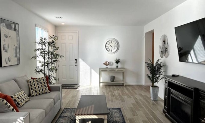Henderson Apartment | Tranquil & Stylish ~ 5★ Location, ♛Queen Beds