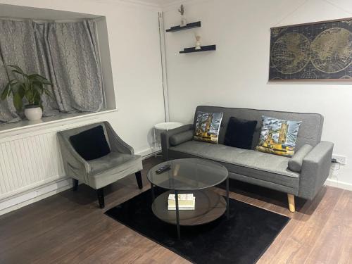 Thamesmead House | Tranquil Thamesmead Treasure - London