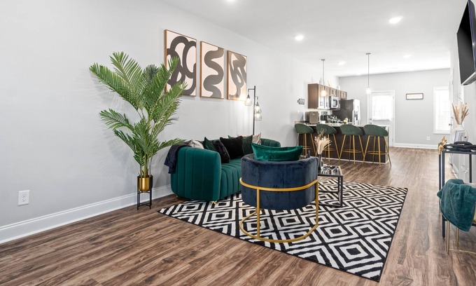 Clarksville Apartment | Tranquil&TrendyEmeraldGreen townhome W/King bed