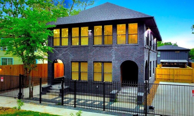Greater East End House | ⭐️Tranquil Urban Retreat⭐️7BR⭐️6 Bathrooms⭐️HotTub⭐️Fully Gated w/Prkng⭐️