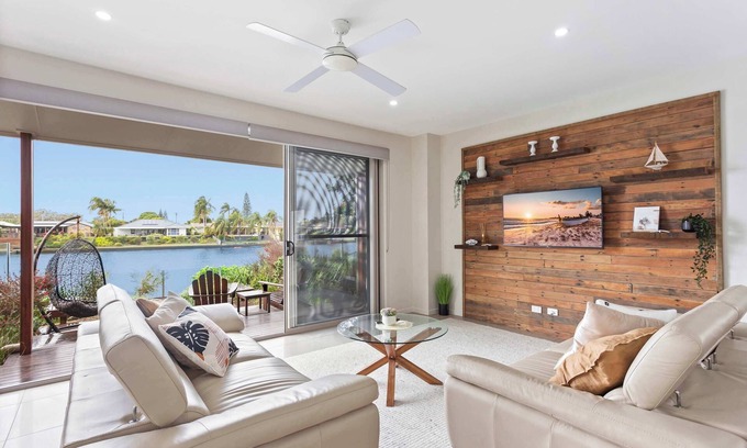 Birtinya House | Tranquil Waterfront Paradise|Spa|Pool|Canal Views