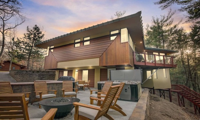 Lake Delton House | Tranquil Waters by Venture Luxury Estates