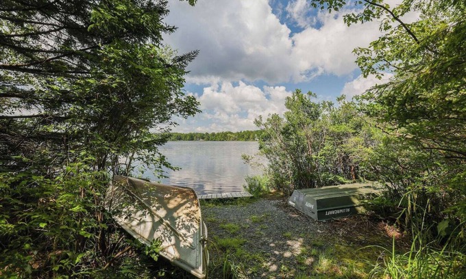 Pocono Summit House | Tranquil Waters – Kayaks Firepit Lakefront