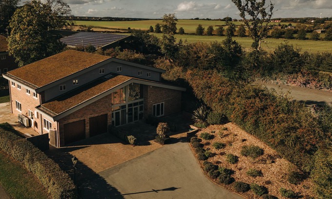 Kneesall Cottage | TRANQUIL WATERS WELLNESS RETREAT, family friendly in Farnsfield